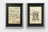 Zwei gerahmte Kunstwerke an einer Wand: links ein handgeschriebener deutscher Text über maschinengeschriebenen Wörtern, rechts eine Fadenspule mit einer Nadel, beschriftet mit Senats-Registratur und Akte auf gealtertem Papier.