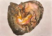 Ein Aquarell einer abstrakten Herzform mit ungleichmäßigen Rändern und einer Mischung aus braunen, schwarzen, gelben und rosafarbenen Tönen, die auf einem weißen Hintergrund ineinander übergehen.