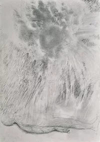 Bleistiftzeichnung einer menschlichen Figur, die auf dem Boden liegt und horizontal nach unten ausgerichtet ist. Über der Figur strahlen abstrakte Schlieren und dunkle, wolkige Formen nach oben und erzeugen einen dramatischen, stürmischen Effekt.