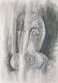 Eine Kohlezeichnung einer Form, die an ein Gesicht mit geschlossenen Augen und Händen erinnnert, die es bedecken und in vertikale Streifen übergehen. Am unteren Rand suggerieren wirbelnde kreisförmige Linien einen Teich oder eine Spirale, was die düstere Stimmung noch verstärkt.