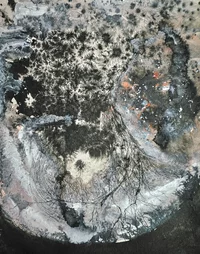 Abstrakte schwarz-graue Aquarellmalerei mit strukturierten Mustern, verzweigten Linien und gelegentlichen weißen und orangefarbenen Farbtupfern, die an eine kosmische oder geologische Landschaft erinnern.