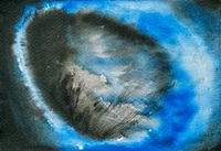 Abstrakte Aquarellmalerei mit einer wirbelnden Mischung aus Schwarz, Blau und Weiß, die einen kreisförmigen, kosmischen oder nebelartigen Effekt mit strukturierten Pinselstrichen und weichen Farbübergängen erzeugt.