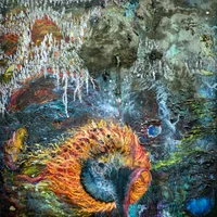 Abstraktes Gemälde mit lebhaften, wirbelnden Farben, mit feurigen orangefarbenen und gelben Formen in der Mitte, kühleren Blau- und Grüntönen rundherum und weißen, strukturierten Formen, die an Eiszapfen oder Stalaktiten erinnern, an der Spitze. Die Szene wirkt wie aus einer anderen Welt.