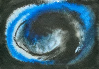 Abstrakte Aquarellmalerei einer wirbelnden blauen und weißen Spirale auf dunklem Hintergrund, die an eine Galaxie oder einen Wirbelsturm erinnert, mit strukturierten Pinselstrichen und weichen Farbverläufen.