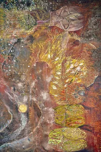 Ein abstraktes Gemälde in Erd- und Goldtönen mit wirbelnden organischen Formen, strukturierten Schichten, Fischformen, Blättern und einem hellen kreisförmigen Element unten links, das eine dynamische, jenseitige Szene schafft.