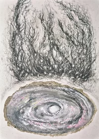 Eine abstrakte Zeichnung einer ovalen Form, die einer wirbelnden Galaxie mit hellen und dunklen Tönen ähnelt, umgeben von einem groben goldenen Umriss. Darüber erstrecken sich dunkle, chaotische Linien nach oben, die an Rauch oder Flammen erinnern.