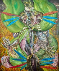 Ein lebhaftes, surreales Gemälde zeigt zwei gespiegelte, hybride Kreaturen mit katzenartigen Gesichtern, grünen, schlangenähnlichen Körpern, blauen Federakzenten, Skelettarmen und wirbelnden, organischen Formen vor einem feurig gelben und orangefarbenen Hintergrund.