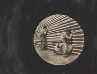 Ein Schwarzweißbild zeigt zwei verzweifelte Gestalten, die in der Nähe einer mit horizontalen Streifen bedeckten Wand kauern und ihre Gesichter verdecken, umgeben von einer dunklen, kreisförmigen Vignette.