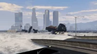 Eine riesige Welle überflutet eine Stadtautobahn, versenkt Fahrzeuge und verursacht Chaos. Im Hintergrund stehen Wolkenkratzer, und Lastwagen und Autos sind umgekippt oder teilweise im steigenden Wasser versunken. Es handelt sich vermutlich um eine digitale Gestaltung.