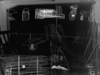 Auf einer dunklen Tafel sind mit weißer Kreide abstrakte Formen und Objekte, darunter Lampen, Körbe und Netze, mit schwachen Reflexionen und undeutlichen Objekten im Hintergrund skizziert.