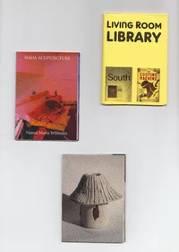 Es werden drei kleine Zines gezeigt: eines mit dem Foto eines rot beleuchteten Zimmers, ein anderes gelbes mit dem Titel Living Room Library und Buchcovern und eines mit einer handgefertigten Tonlampe vor einem schlichten Hintergrund.