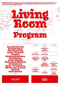 Poster auf welchem groß "Living Room Programm" steht. Mit fettem roten Text auf weißem Hintergrund, Veranstaltungsdetails, Zeitplan und Aktivitäten wie Karaoke, Tee, Filmvorführung, Musik und Fotoautomat, sowie einer handgeschriebenen Mindmap im Hintergrund oben. Alles rot auf weißem Papier.