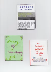 Drei handgefertigte Zines sind auf weißem Hintergrund abgebildet. Das obere Heft trägt den Titel „BORDERS OF LOVE“ in blauer Schrift. Das untere linke Zine ist grün und trägt den Titel „Diary of a class skipping girl“. Das untere rechte Zine trägt den Titel „An instant sensuals guide to Berlin“.