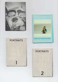 Vier rechteckige Karten liegen auf einer weißen Fläche. Die obere linke Karte zeigt ein Schwarz-Weiß-Foto von Geschirr in einem Regal. Die obere rechte Karte zeigt eine Person, die ein Foto macht. Darunter steht „PIANO PLAY PIANO PIANO PIANO“. Auf den unteren beiden Karten stehen „PORTRAITS 1“ und „PORTRAITS 2“.