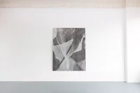 Ein großes abstraktes Gemälde in gedämpften Grau-, Weiß- und Schwarztönen hängt an einer weißen Wand in einem minimalistischen, leeren Raum mit hellgrauem Boden.