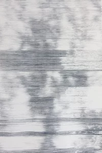 Abstraktes Bild mit horizontalen grauen Linien und Flecken auf weißem Hintergrund, das an statisches Rauschen, digitales Rauschen oder einen verzerrten Fernsehbildschirm erinnert. Die Linien variieren im Bild in Dicke und Intensität.