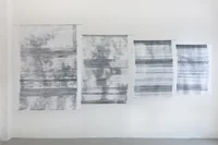 Vier vertikal hängende Stoffpaneele mit abstrakten, horizontalen Mustern in Grau und Weiß. Die Paneele sind in einer Reihe vor einer schlichten weißen Wand aufgehängt und erzeugen so ein minimalistisches und modernes Bild.