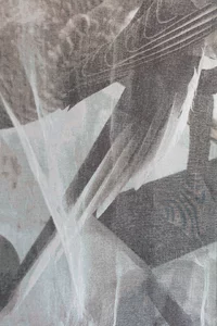 Abstraktes Kunstwerk mit überlappenden durchscheinenden Formen, Linien und Texturen in gedämpften Grau-, Blau- und Beigetönen, die eine vielschichtige und dynamische Komposition erzeugen.